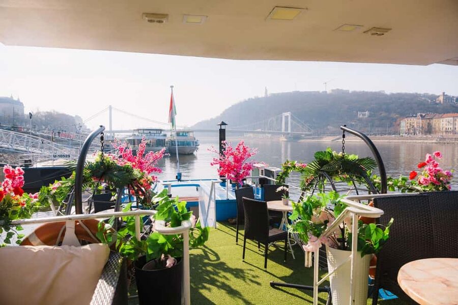 Budapest: Daytime Hop-on Hop-off Cruise with Welcome Drink - Times, Crowds, and the One Thing To Watch