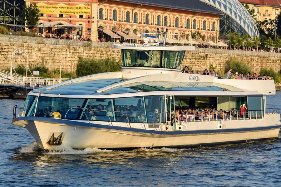 Budapest: Daytime Sightseeing Boat Cruise - How to use the multilingual audio guide without missing the moment