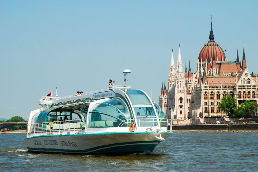 Budapest: Daytime Sightseeing Boat Cruise - Drinks, Wi-Fi, and comfort that make the cruise feel easy