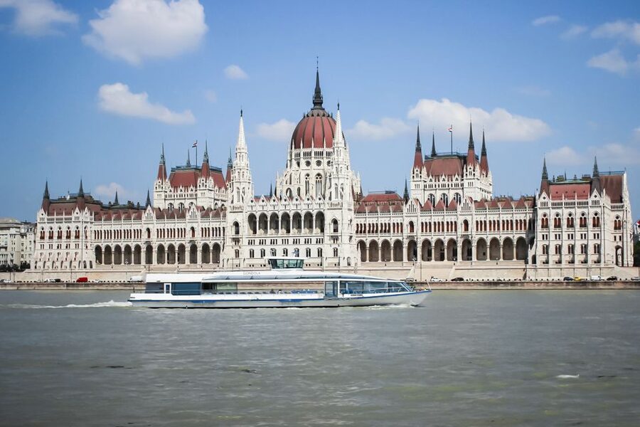 Budapest: Daytime Sightseeing Boat Cruise - Margaret Island: what you can count on, and what changes by date
