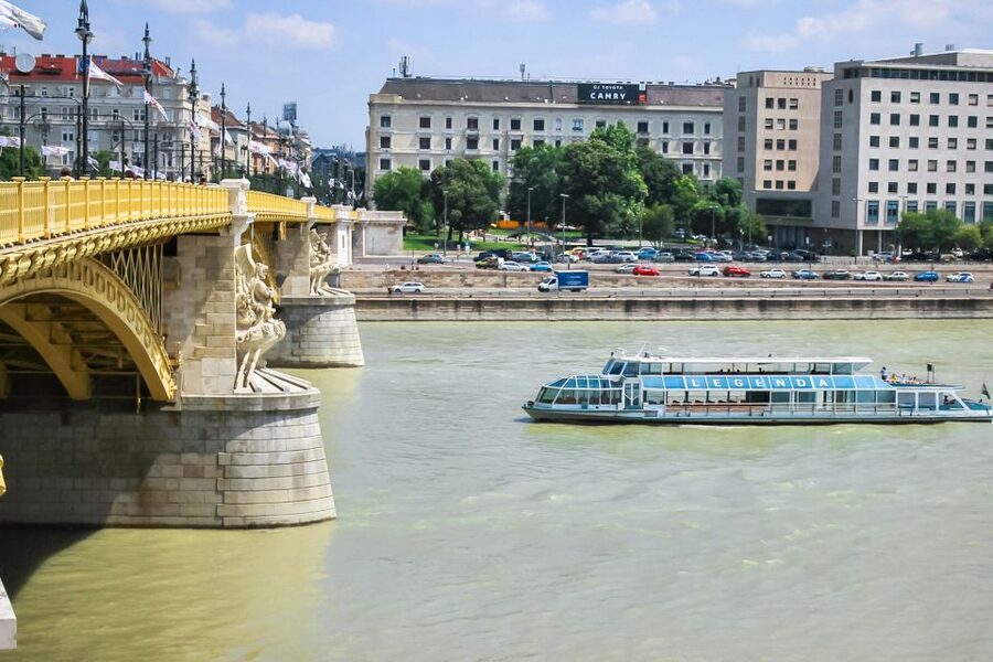 Budapest: Daytime Sightseeing Boat Cruise - Best time to sail: daylight viewing versus the Parliament night glow