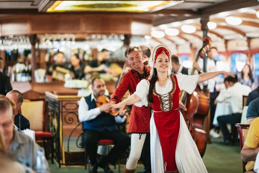Budapest: Dinner Cruise with Live Music and Folk Dance Show - Who this cruise suits best