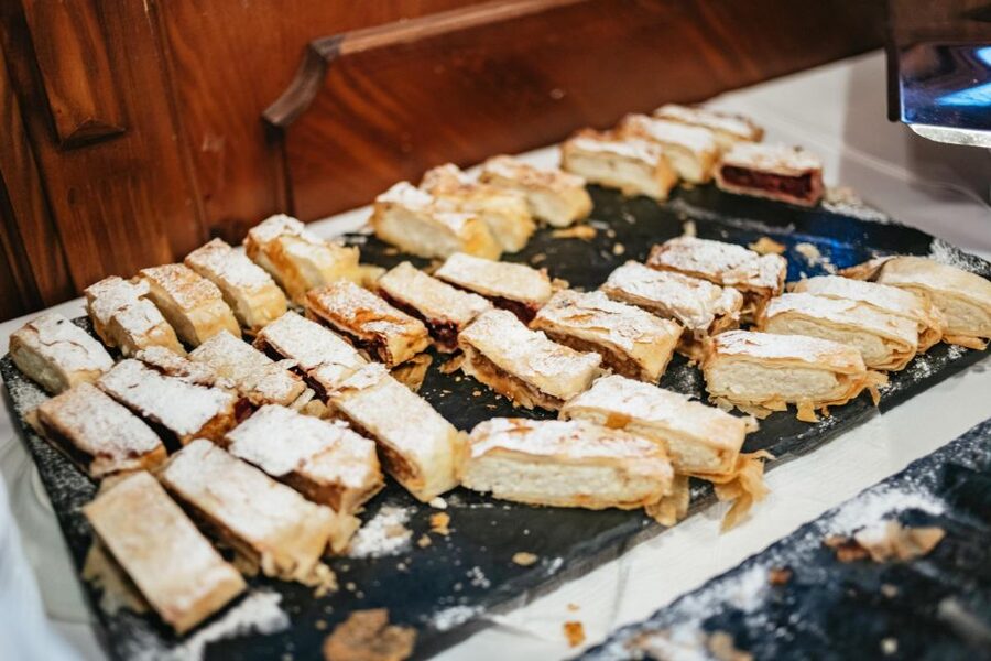 Budapest: Dinner Cruise with Live Music and Folk Dance Show - The folk dance show: energy, interaction, and easy photo moments