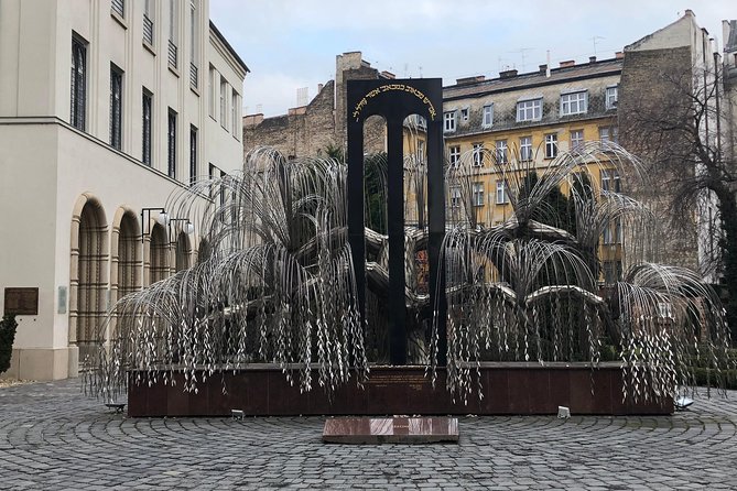Budapest Dohany, Heroes', Rumbach synagogues & Jewish Ghetto Tour - Meeting at Dohány u. 2-4, then dressing for synagogue doors