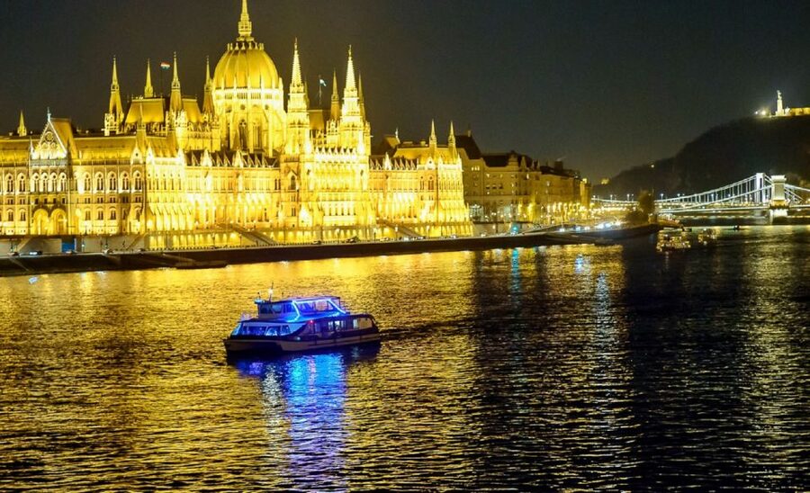 Budapest: Drink & Piano Show - Timing and the No-Commentary Reality