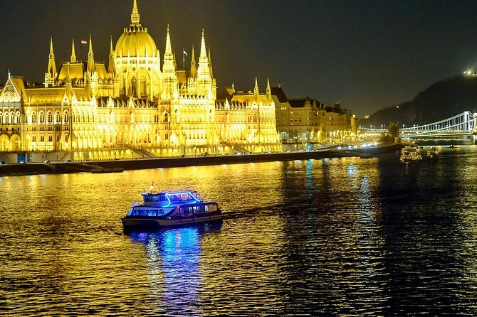 Budapest Drinks and Piano Show Cruise - The piano show: two performers, sing-along moments, and playful competition