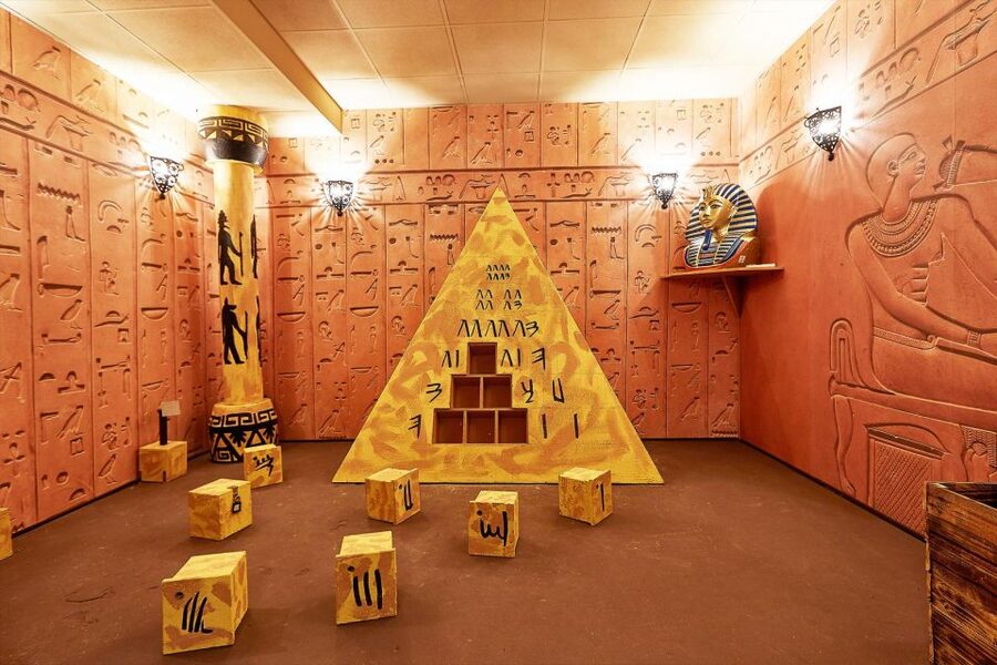 Budapest: Escape Room game - Egyptian Adventure - The Egyptian bazaar: clues you find by moving and talking