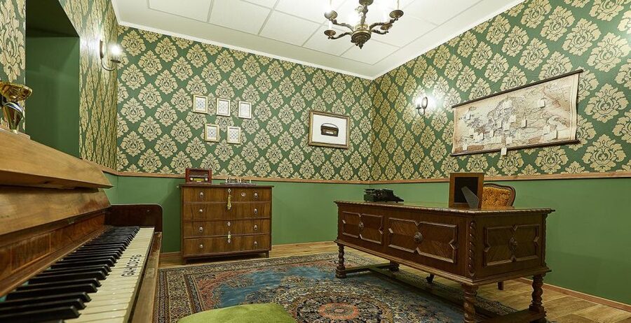 Budapest: Escape Room game, Sherlock Case - Puzzle-solving in real time, and how to stay coordinated as a team