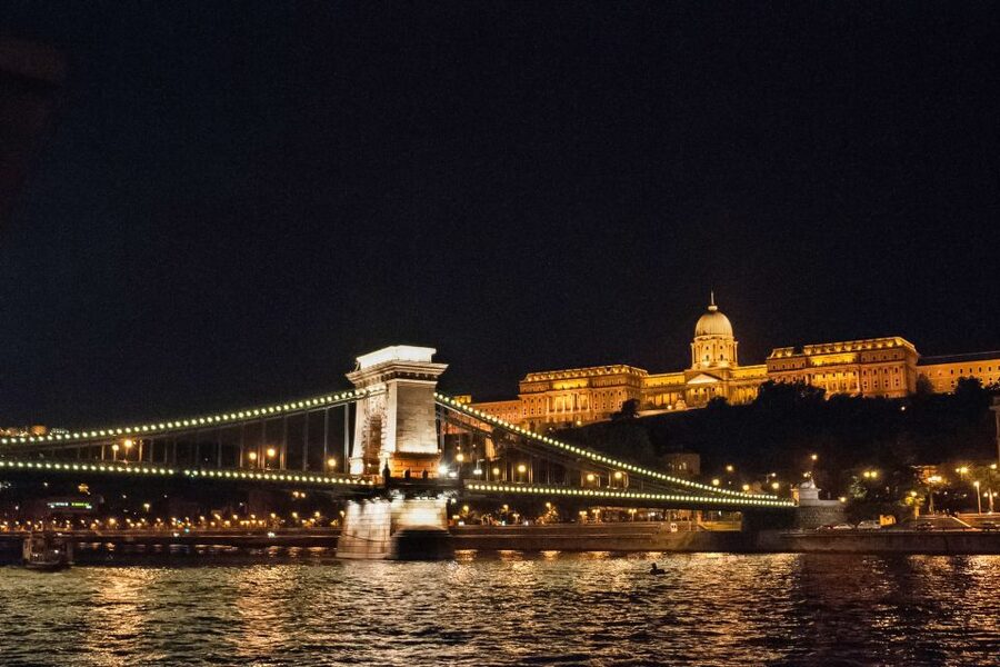 Budapest: Evening Cruise including Drink Options - Who this cruise suits best
