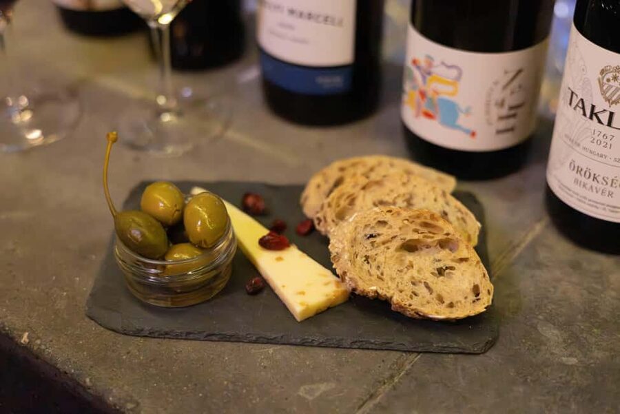 Budapest: Exclusive Wine Tasting with Tapas at DiVino Bar - The tasting flow: how 5 wines fit into a 1-hour experience