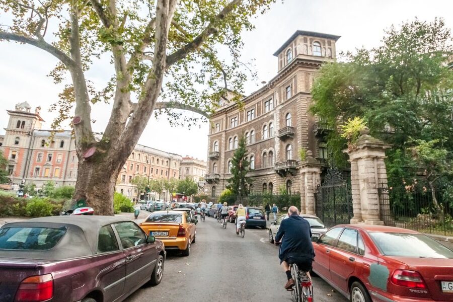Budapest: Guided City Discovery Bike Tour - Heroes Square, then a walk break in Városliget