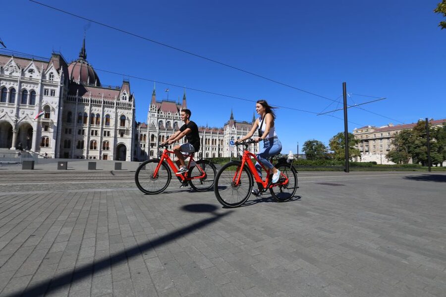 Budapest: Guided Downtown Electric Bike Tour - Market and museum stops: Central Market Hall and the National Museum