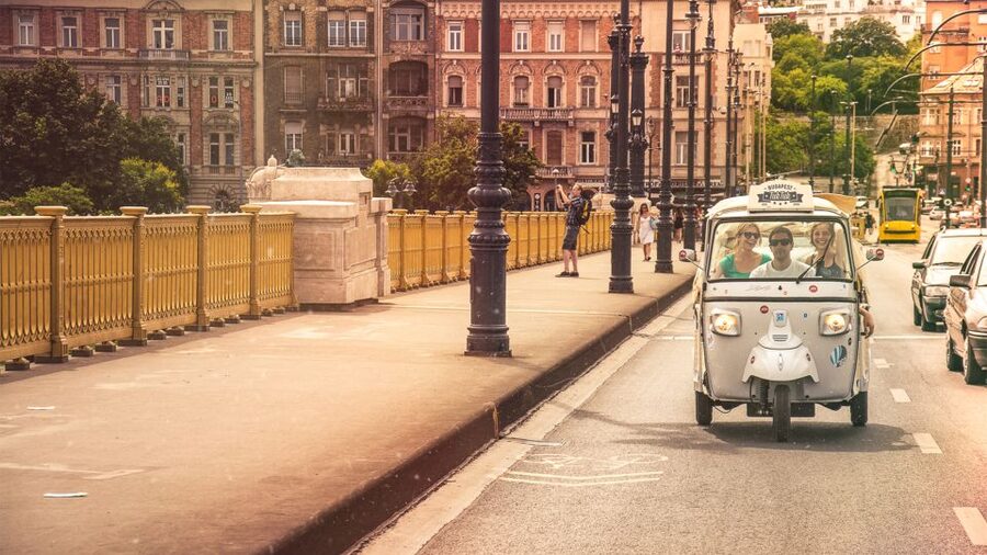 Budapest: Half-Day Exclusive Highlights Private Tour - Hidden corners and the value of a flexible route