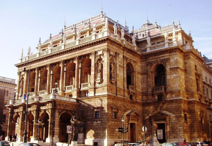 Budapest: Half-Day Highlights Small Group Private Tour - Buda Castle District: Monuments, Matthias Church Area, and What It Costs to Go Inside