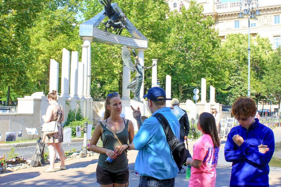 Budapest: Hammer & Sickle Communism Walking Tour - The 2.5-hour walking format, and why it helps