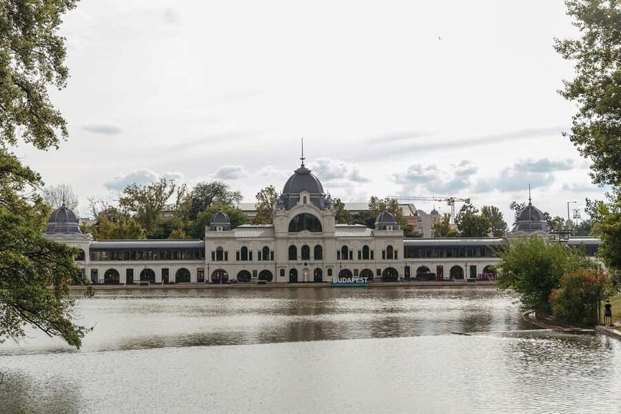 Budapest: Heroes' Square-City Park Tour & Music Performance - Budapest Zoo and Botanical Garden, A Long Timeline in a Small Stop