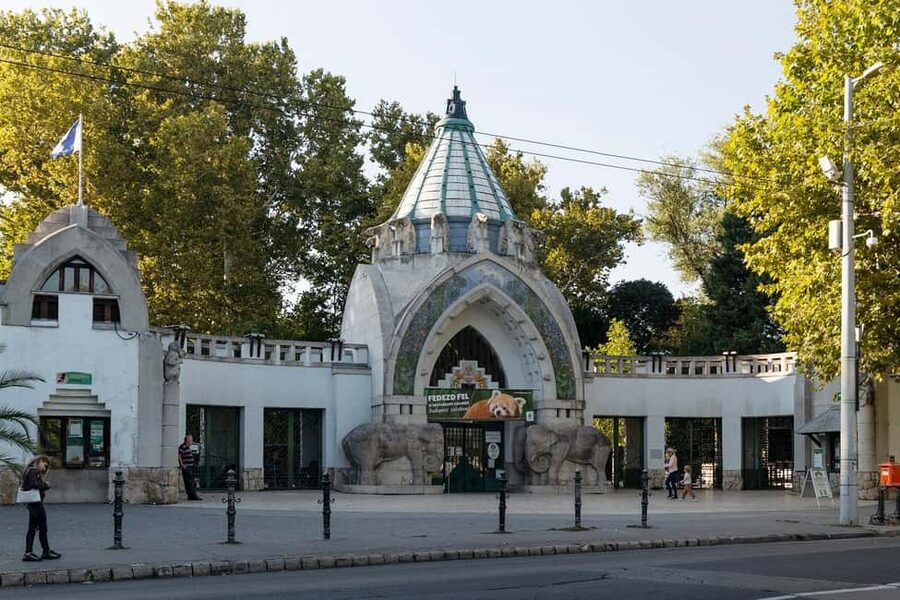 Budapest: Heroes' Square-City Park Tour & Music Performance - The Folk Music Finale, Singing and Dance Steps Included