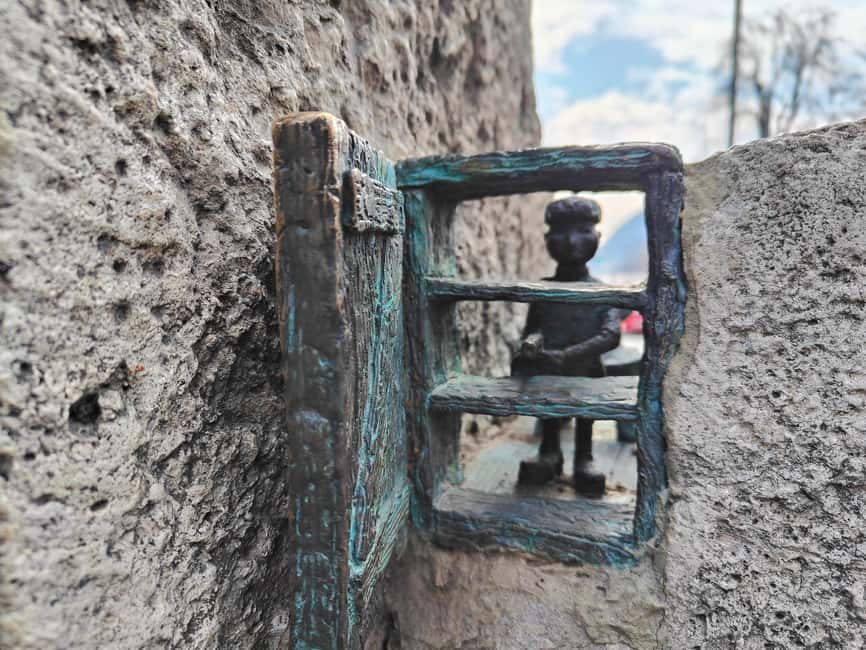 Budapest Hidden Gems Bike Tour: Mini Statues & Views - Pop culture and food humor: Lisa Simpson, Ratatouille vibes, and Nincs kompót