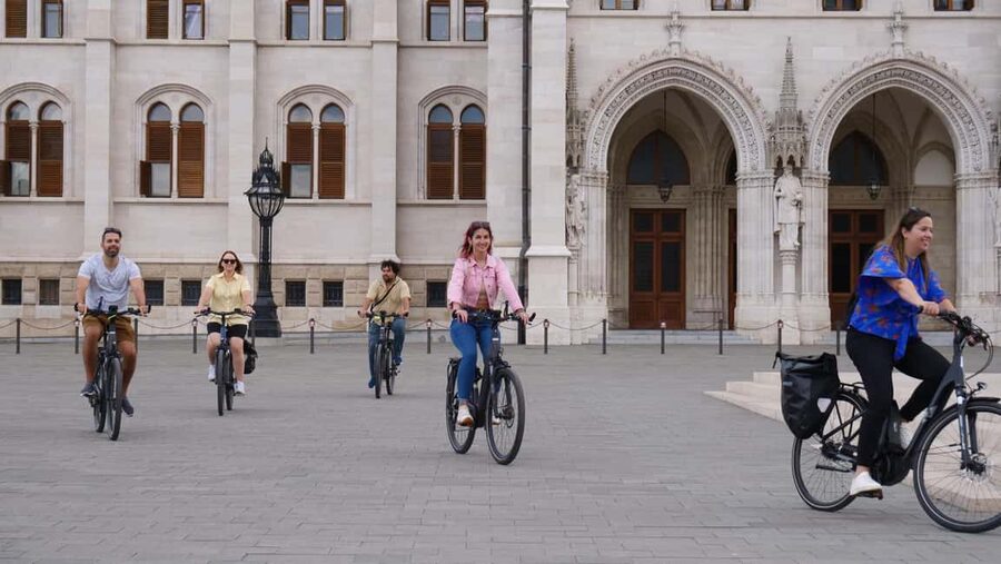 Budapest Hidden Gems Bike Tour: Mini Statues & Views - How to make the most of the ride, rain or shine