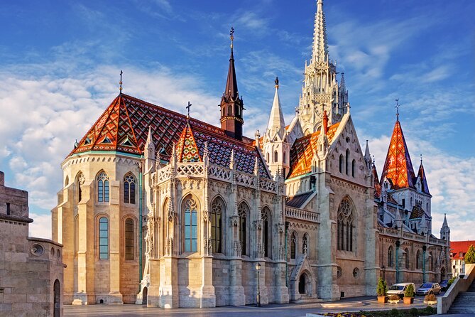 Budapest Highlights Self guided scavenger hunt and Walking Tour - Stop 5: Chain Bridge Lion Statues, river drama without the ticket line