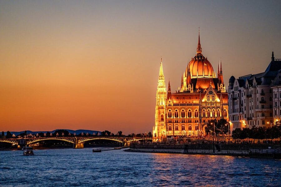 Budapest: Historic Cruise with Welcome Drink - Audio Guide on Your Phone, 30 Languages, and No Tech Hassles