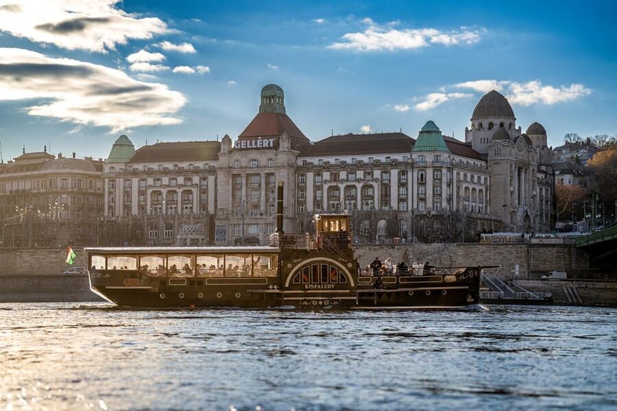 Budapest: Historic Cruise with Welcome Drink - Liberty Statue and Liberty Bridge: Start With a Big, Recognizable Opening