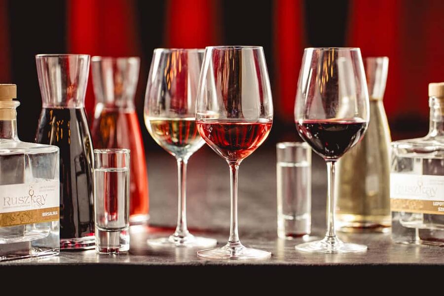 Budapest: Hungarian Dinner & Show with Unlimited Drinks - Paprika Revue House tickets in downtown Budapest, and what you really get