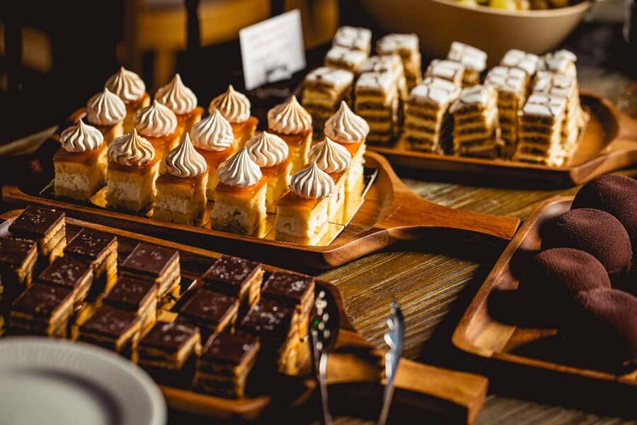 Budapest: Hungarian Dinner & Show with Unlimited Drinks - Who this Budapest dinner show suits best
