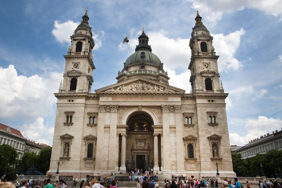 Budapest: Inner City Walking Tour in German - Mr. Safe on the pedestrian streets: a lighter beat in the middle