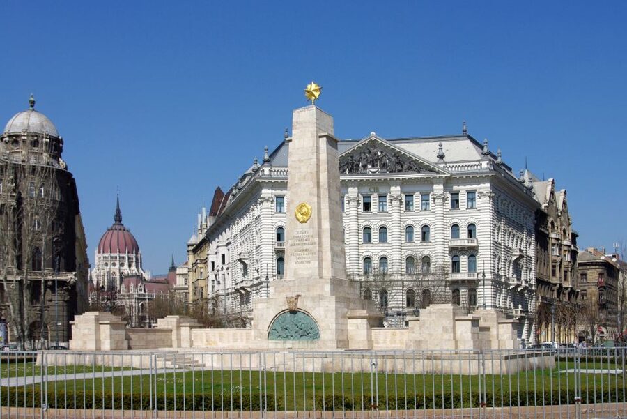 Budapest: Inner City Walking Tour in German - Kossuth Square and the Parliament area: dictatorship and the 1956 revolution