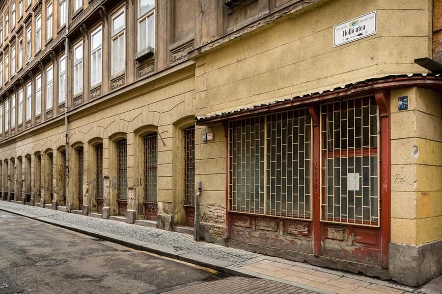 Budapest Jewish Ghetto History Private Guided Walking Tour - The Ghetto Memorial Wall, where you slow down for the people
