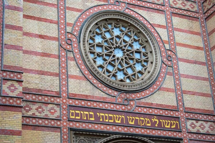 Budapest Jewish Ghetto History Private Guided Walking Tour - Meeting at Kamara Café and choosing the right 2 to 4 hour option