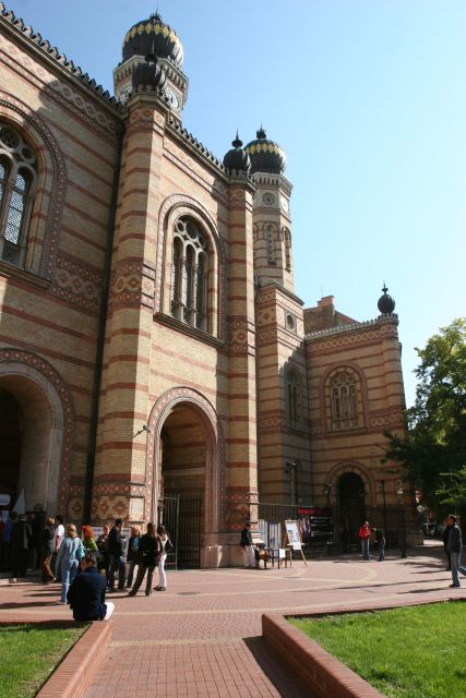 Budapest: Jewish Heritage Guided Tour with Synagogue Ticket - Entering the Jewish District, with the right kind of context
