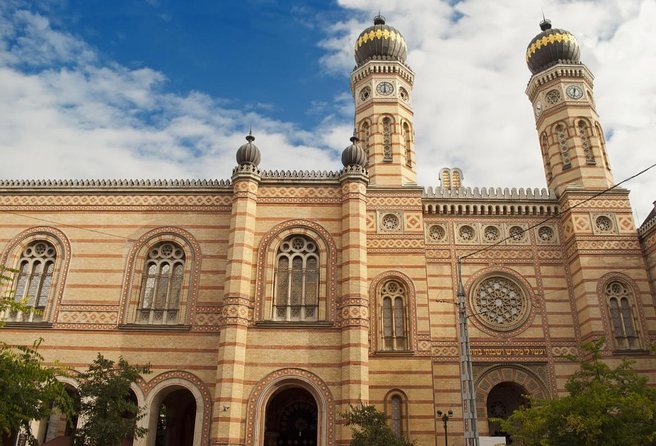 Budapest Jewish Heritage Memorial Walking Tour & Synagogue Entry - Dohány Street Synagogue, the Moment Everything Gets Real