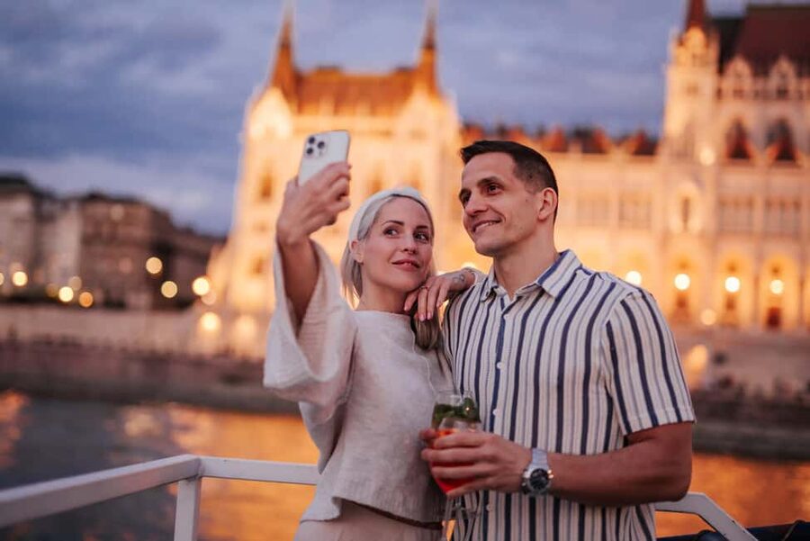 Budapest: Lotus Cruise with Unlimited Aperol and Prosecco - Your 75 Minutes on the Danube: What You Actually See