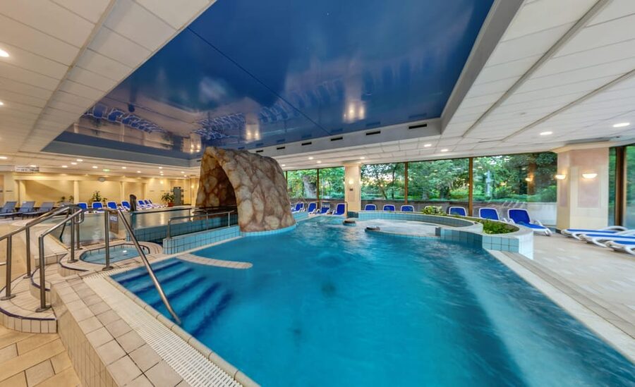 Budapest: Margaret Island Day Spa Entry Ticket - Staff Service and Check-In Flow