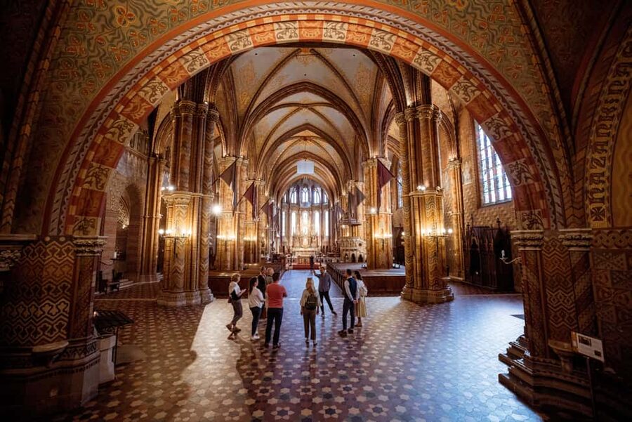 Budapest: Matthias Church: Colorful Tiles & Coronations Tour - Finding your group at Dísz Square, then stepping into the Castle District