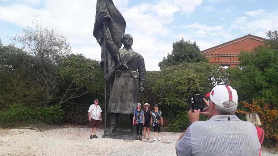 Budapest: Memento Park and Icons of Communism Guided Tour - Photo time: how to get the shot without ruining the walk