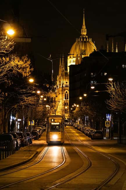 Budapest: Night Lights Tour & Moon Gazing in a Retro Minibus - Photo strategy: how to get shots without slowing everyone down