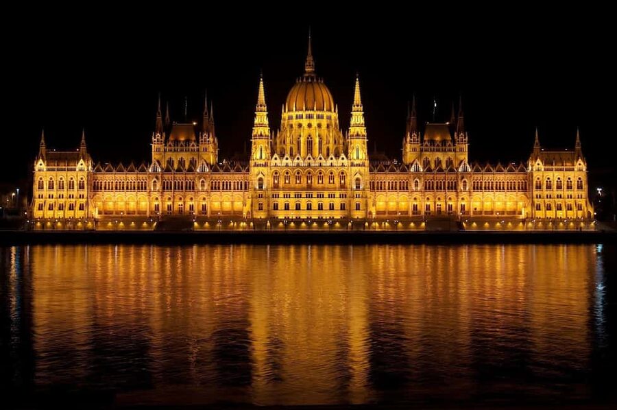 Budapest Night Tour in Spanish and Danube Boat Ride (optional) - St. Stephen’s Basilica at Night: National Symbol, Not Just a Pretty Church
