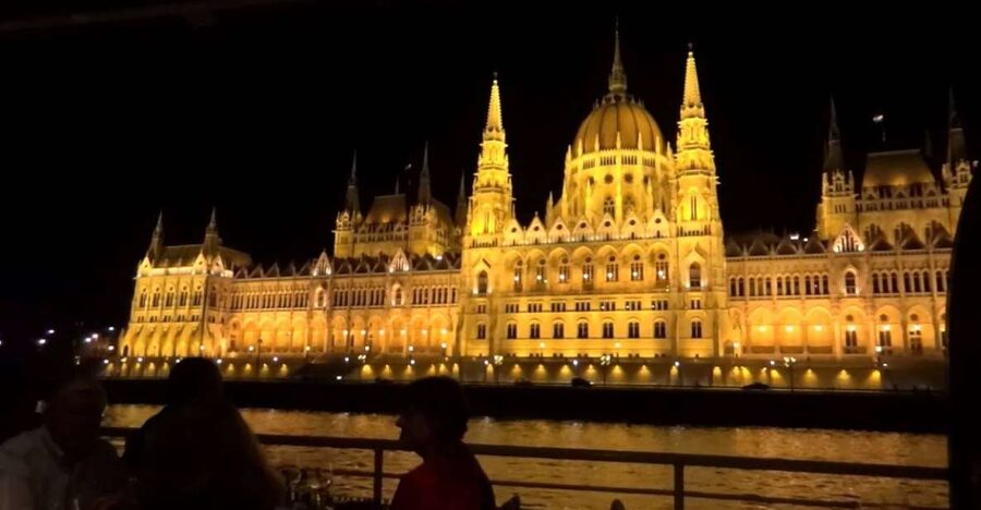 Budapest: Night Walking Tour with River Cruise and Wine - Bright Lights in Budapest: the 2.5-hour rhythm