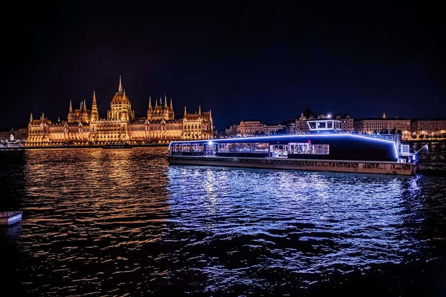 Budapest: Nighttime or Daytime City Sightseeing Cruise - Why A 60-Minute Danube Cruise Fits Budapest Perfectly