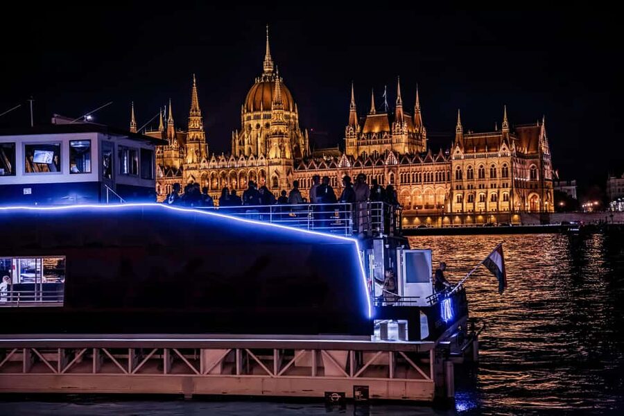 Budapest: Nighttime or Daytime City Sightseeing Cruise - Weather, Fog, and Timing: The One Thing You Cannot Control