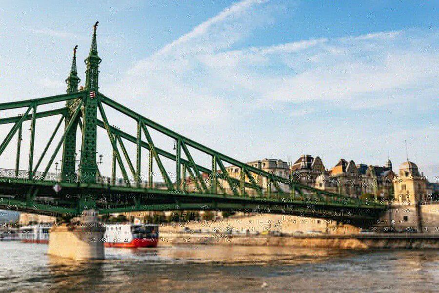 Budapest: Nighttime or Daytime Sightseeing Cruise - Onboard experience: screens, audio guide, and the bar