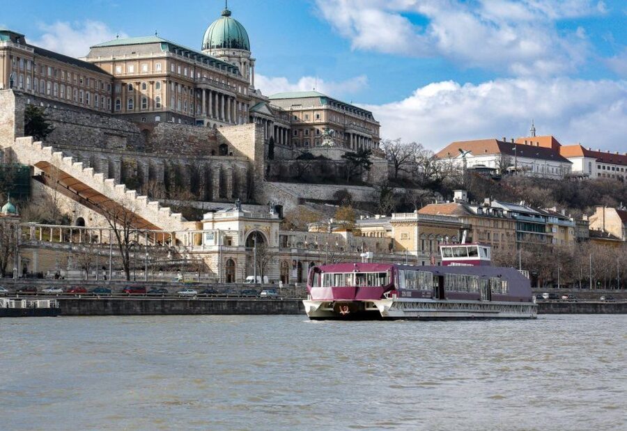 Budapest: Nighttime or Daytime Sightseeing Cruise - Timing tips that actually affect your photos