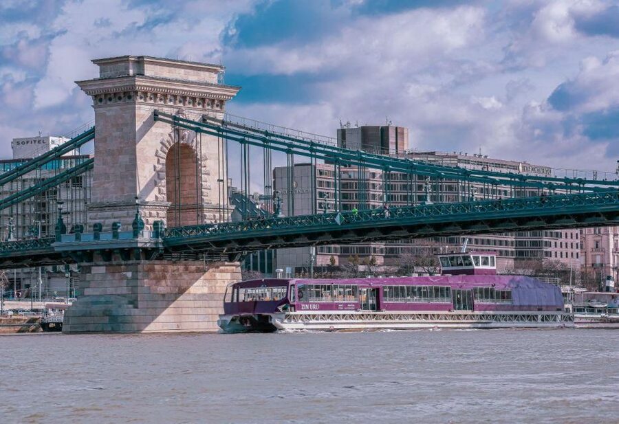 Budapest: Nighttime or Daytime Sightseeing Cruise - Practical gotchas: cold docks, rain, flies, and angles