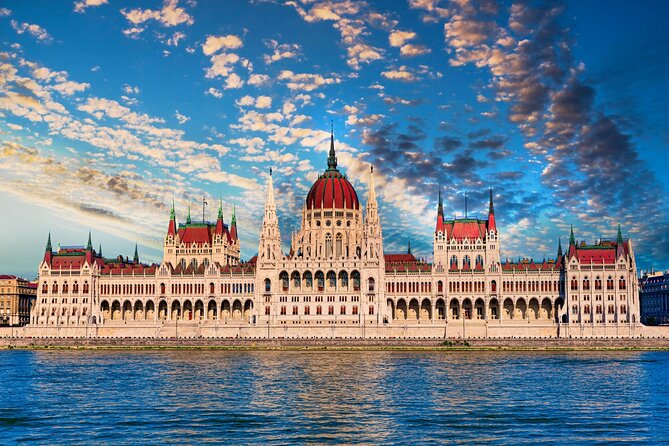 Budapest Old Town and Top Attractions Private Walking Tour - The Széchenyi Chain Bridge finale: views plus unification symbolism