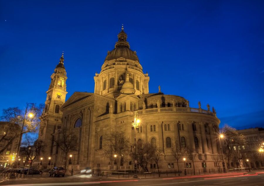 Budapest: Organ Concert in St. Stephen's Basilica - Entering St. Stephens Basilica for a 19:40 concert