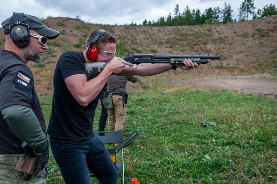 Budapest: Outdoor Shooting Experience + Hotel Pickup - Should You Book This Budapest Outdoor Shooting Session?