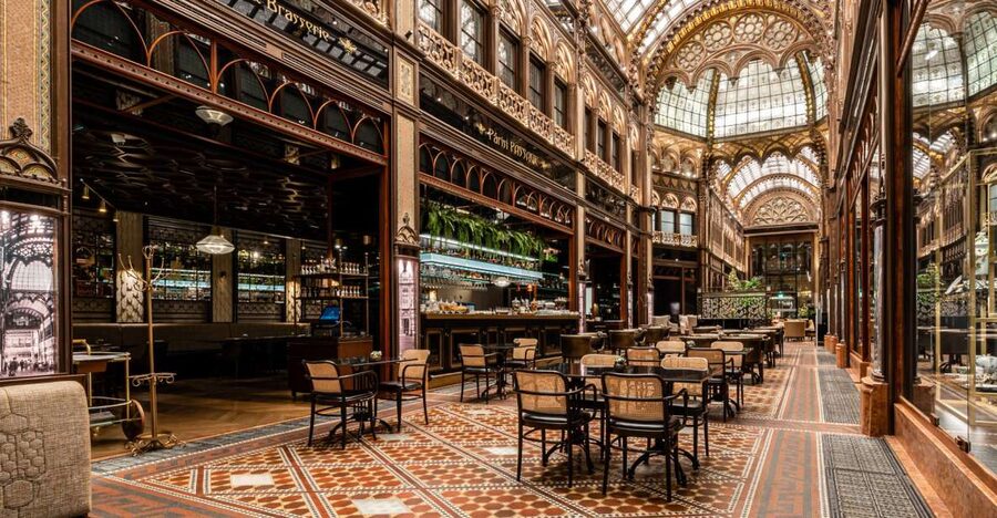 Budapest: Párisi Passage Restaurant 3-Course Menu - Getting from meeting point to dining room (without stress)